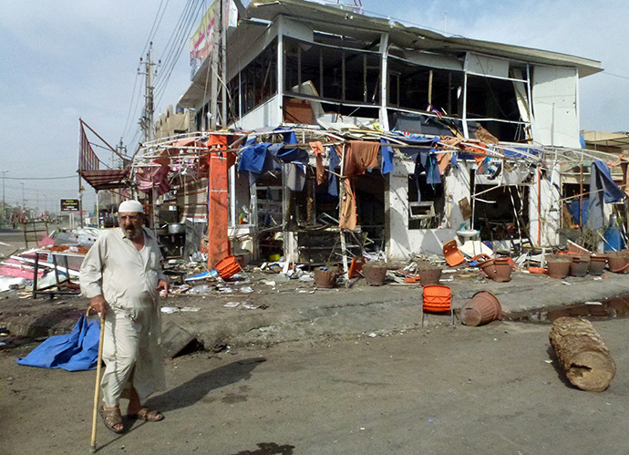 The site of a car bomb explosion that targeted a restaurant on the route that Shiite Muslim pilgrims follow in the neighborhood of Ur, in Baghdad on May 23, 2014. (AFP Photo / Ahmad Al-Rubaye)