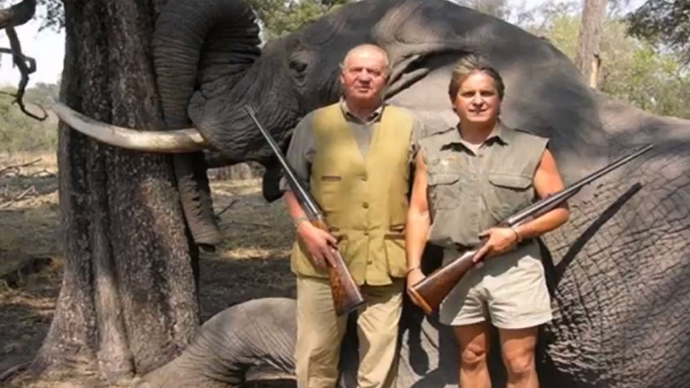 King Juan Carlos poses with safari organizer Jeff Rann in front of the carcass of a dead elephant. Screenshot from youtube.com