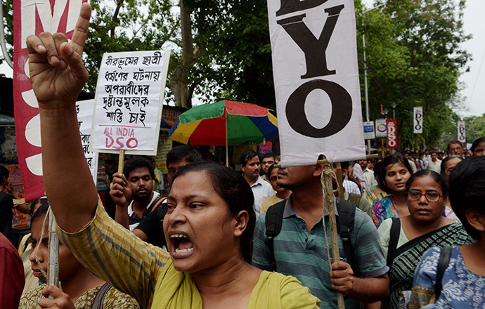 Indian sctivists from the Social Unity Center of India (SUCI) shout slogans against the state government during a protest against the alleged rape of a schoolgirl by three teenage boys in Kolkata on June 2, 2014. (AFP Photo / Dibyangshu Sarkar)