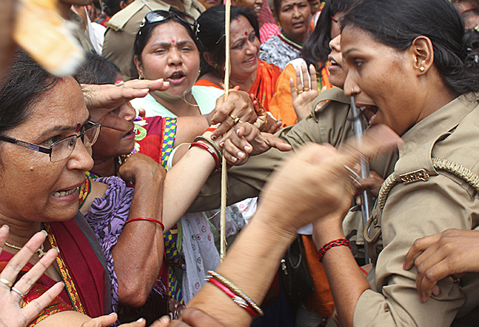Indian Bharatiya Janata Party (BJP) demonstrators argue with policewomen during a protest against the recent gang-rape and murder of two girls, in Lucknow on June 2, 2014. (AFP Photo / Str)