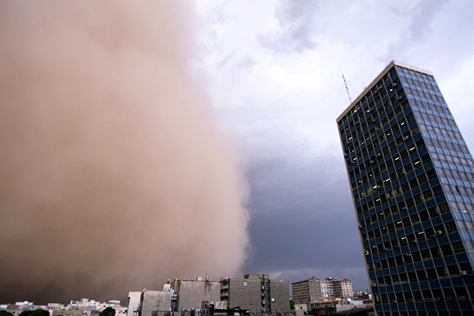 A sandstorm engulfs Tehran on June 02, 2014. (AFP Photo / Farhad Kabar Kohian)
