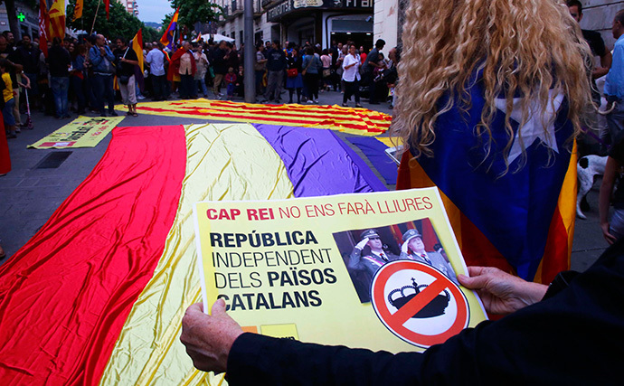 A woman holds a placard during a protest against the monarchy and in favour of the Republic, in front of City Hall in Mataro near Barcelona, June 2, 2014 (Reuters / Gustau Nacarino)