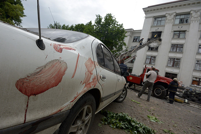 Firefighters put out fire that broke out in the building of Lugansk regional administration after the air attack by Ukrainian air force. (RIA Novosti / Evgeny Biyatov)