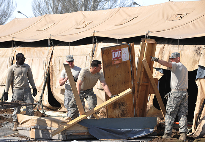 US servicemen dismantle the tent camp at the US transit center in Manas, 30 kilometers outside Kyrgyzstan's capital Bishkek on March 6, 2014 (AFP Photo / Vyacheslav Oseledko)