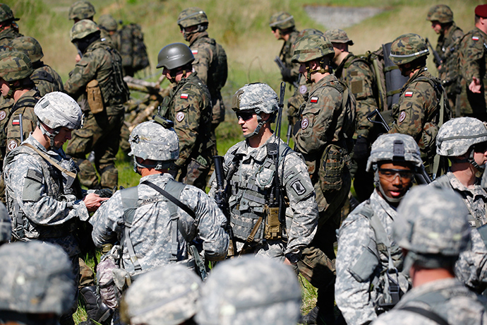 Paratroopers from the U.S. Army's 173rd Infantry Brigade Combat Team participate in training exercises with the Polish 6 Airborne Brigade soldiers at the Land Forces Training Centre in Oleszno near Drawsko Pomorskie, north west Poland, May 1, 2014 (Reuters / Kacper Pempel)