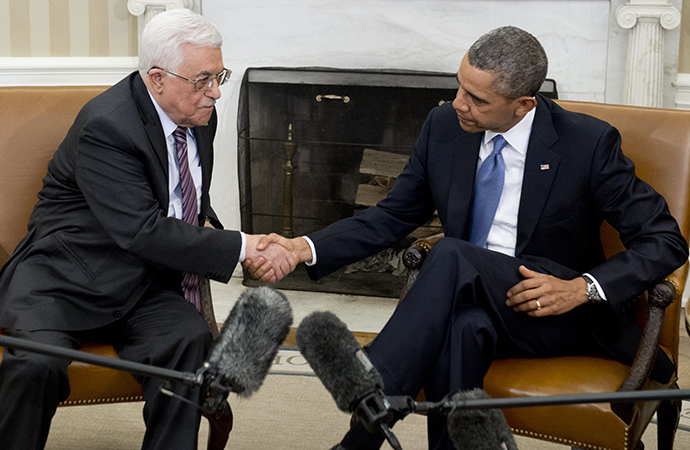 US President Barack Obama(R) and Palestinian President Mahmud Abbas shake hands during meetings in the Oval Office of the White House in Washington, DC, March 17, 2014 (AFP Photo / Saul Loeb)