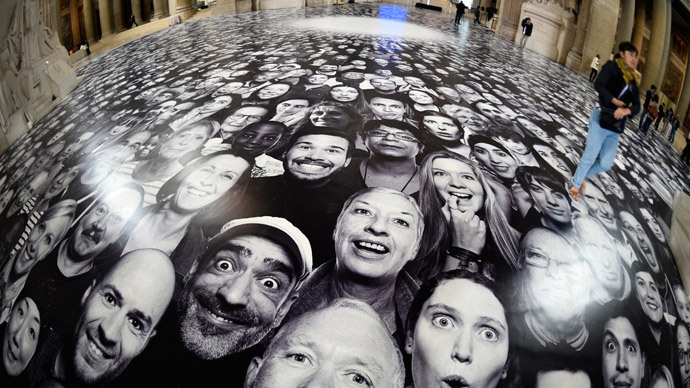‘Ultimate selfie’: Parisian landmark paved with thousands of portraits
