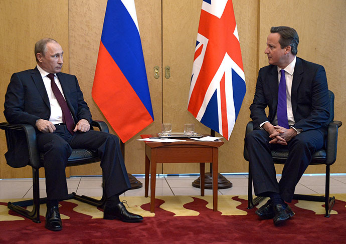Britain's Prime Minister David Cameron (R) talks with Russian President Vladimir Putin at a meeting at Charles De Gaulle Airport in Paris, France June 5, 2014. (RIA Novosti / Alexey Nikolsky)