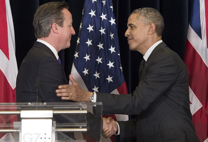 US President Barack Obama (R) and British Prime Minister David Cameron shake hands during a joint press conference during the G7 Summit at the European Council in Brussels, on June 5, 2014. (AFP Photo / Saul Loeb)