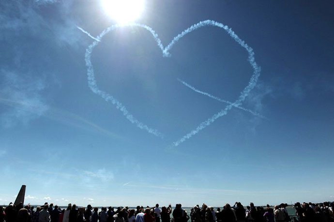 Heart shaped vapour trails are left in the sky after Britain's Red Arrows airplane display team performed during D-Day commemorations in Portsmouth in southern England on June 5, 2014. (AFP Photo / Carl Court)