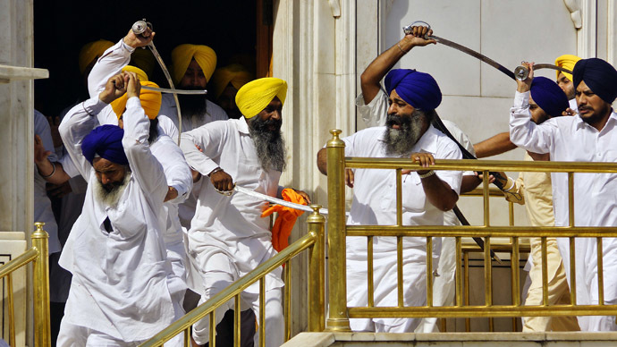 Swordfight wounds 6 at Indian Golden Temple on 1984 massacre anniversary (VIDEO)