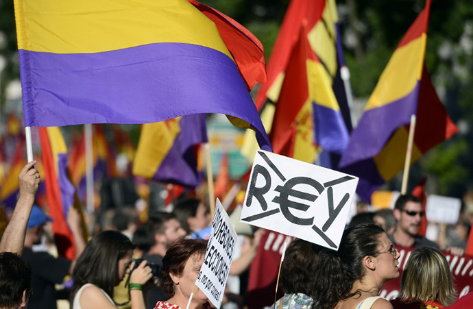 People hold placards and flags of the Spanish Second Republic during a demonstration to demand a referendum on the monarchy following the abdication of King Juan Carlos, in Madrid on June 7, 2014. (AFP Photo / Gerard Julien)