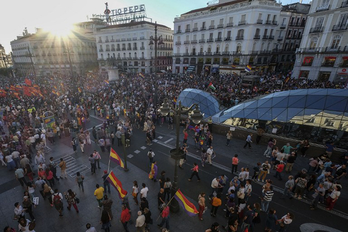Protesters take part in a demonstration to demand a referendum on the monarchy following the abdication of King Juan Carlos, at the Puerta del Sol square in Madrid on June 7, 2014. (AFP Photo / Pedro Armestre)