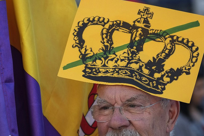 A protester takes part in a demonstration to demand a referendum on the monarchy following the abdication of King Juan Carlos, in Madrid on June 7, 2014. (AFP Photo / Pedro Armestre)