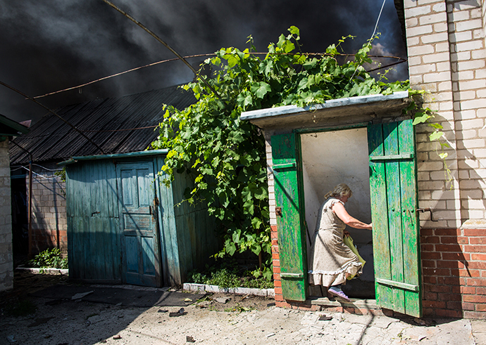 Residents of Slavyansk during a heavy artillery shelling of their city on June 7, 2014. (RIA Novosti / Andrey Stenin)