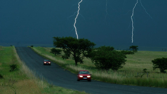 Lightning hits truck with passengers in Canada (FREAKY VIDEO LIST)