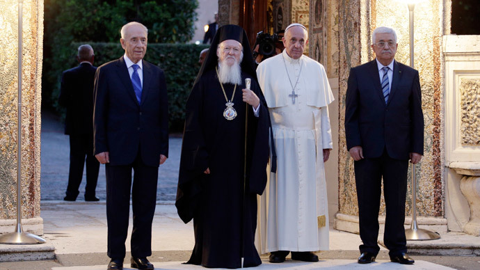 (L-R) Israeli President Shimon Peres, Orthodox Patriarch Bartholomew I, Pope Francis and Palestinian President Mahmoud Abbas leave after a prayer meeting at the Vatican June 8, 2014. (Reuters / Max Rossi)