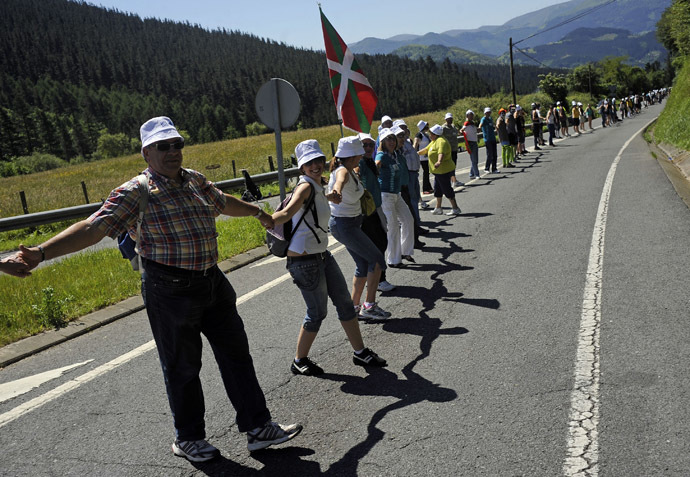 People form part of a human chain in Kanpazar mountain next to the Basque village of Mondragon northern Spain on June 8, 2014 during a protest action to call for a referendum on self determination organised by "Gure esku dago" (It's in our hands). (AFP Photo)