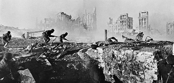 Soviet soldiers attack house in Stalingrad. February 1943 (RIA Novosti/Zelma)
