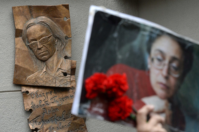 The memorial plaque for journalist Anna Politkovskaya has been unveiled on the facade of Novaya Gazeta office in Moscow. (RIA Novosti/Maksim Blinov)
