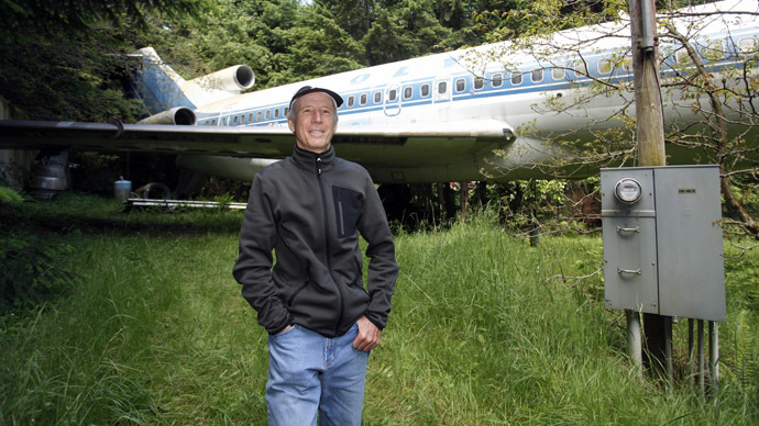 Oregon man lives inside retired Boeing 727 jet (PHOTOS, VIDEO)