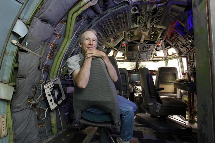 Bruce Campbell sits in the cockpit of his Boeing 727 home in the woods outside the suburbs of Portland, Oregon May 21, 2014. (Reuters/Steve Dipaola)