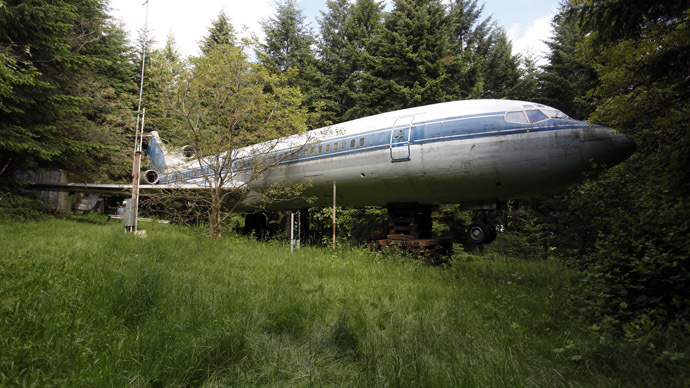 The Boeing 727 home of Bruce Campbell is seen in the woods outside the suburbs of Portland, Oregon May 21, 2014. (Reuters/Steve Dipaola)