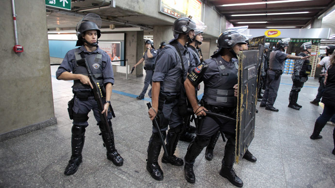 Policemen in riot gear take position inside Ana Rosa subway station during the fifth day of metro worker's protest in Sao Paulo June 9, 2014.(Reuters / Chico Ferreira)