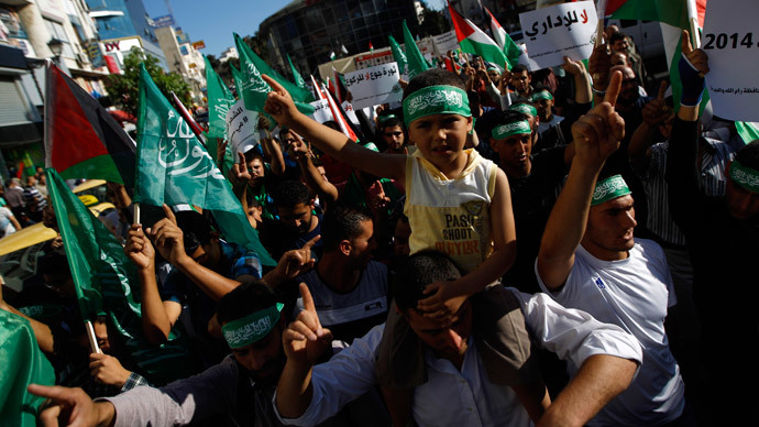 Palestinians shout slogans during a demonstration in support of Palestinian prisoners on hunger strike in Israeli jails, in the West Bank city of Ramallah June 7, 2014.(Reuters / Mohamad Torokman)