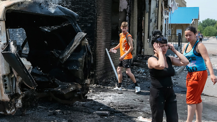 Local residents react as they stand near destroyed houses and vehicles in the eastern Ukrainian town of Slavyansk June 9, 2014 (Reuters / Gleb Garanich)
