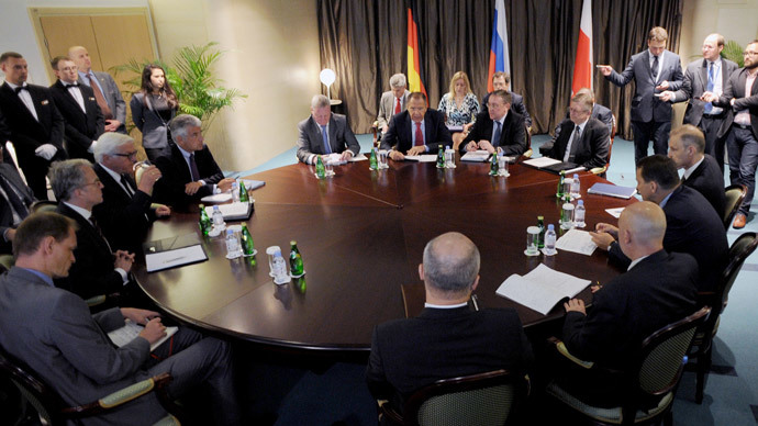 ussian Foreign Minister Sergei Lavrov (C), his German counterpart Frank-Walter Steinmeier (L) and their Polish counterpart Radoslaw Sikorski hold talks in St. Petersburg, on June 10, 2014.(AFP Photo / Olga Maltseva)