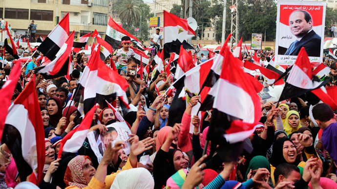 Egyptians celebrate after the swearing-in ceremony of President elect Abdel Fattah al-Sissi, in front of the Presidential Palace in Cairo, June 8, 2014 (Reuters / Asmaa Waguih)