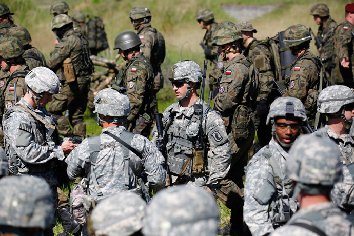 Paratroopers from the U.S. Army's 173rd Infantry Brigade Combat Team participate in training exercises with the Polish 6 Airborne Brigade soldiers at the Land Forces Training Centre in Oleszno near Drawsko Pomorskie, north west Poland, May 1, 2014.(Reuters / Kacper Pempel )