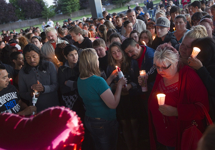 Friends, family and well-wishers hold candles for Emilio Hoffman, the victim of today's school shooting at a vigil on June 10, 2014 in Troutdale, Oregon. (Natalie Behring / Getty Images / AFP)