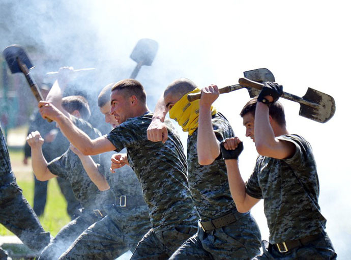 Ukrainian National Guard recruits take part in military drills in Novy-Petrivtsi on May 8, 2014. (AFP Photo / Sergei Supinsky)