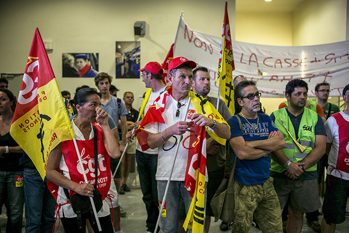 SNCF employees demonstrate at Lyon-Perrache railway station in Lyon on June 12, 2014, the second day of a national strike by French SNCF railway company employees. (AFP Photo / Jeff Pachoud)