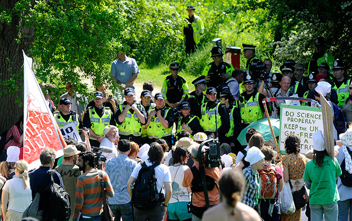 Police officers prevent anti-GM demonstrators from reaching land surrounding Rothamsted Research in Harpenden, southern England (Reuters / Paul Hackett)