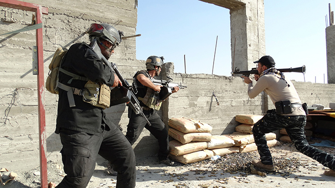 Armed Iraqi security forces personnel take their positions during clashes with the al Qaeda-linked Islamic State of Iraq and the Levant (ISIL) in the city of Ramadi, May 17, 2014 (Reuters / STR)