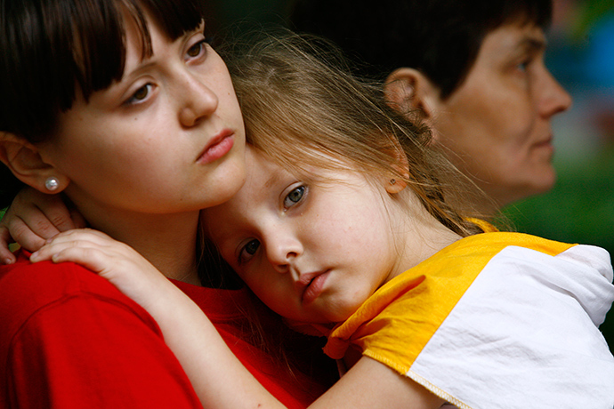 A Ukrainian mother holds her daughter in a refugee camp outside the Russian southern city of Rostov-on -Don on June 12, 2014 (AFP Photo / Andrey Kronberg)