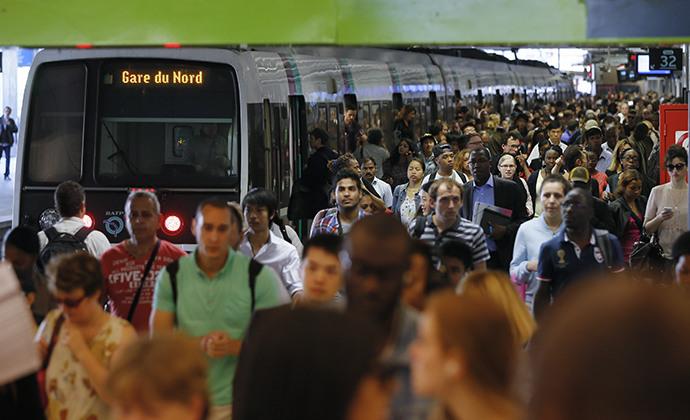 People crowd a platform after a commuter train arrived at the Gare du Nord railway station during a nationwide strike by SNCF employees in Paris June 13, 2014. (Reuters / Gonzalo Fuentes)