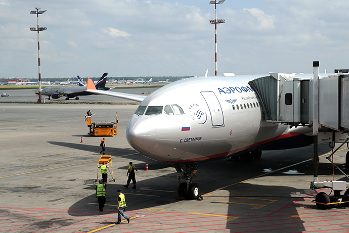 An Aeroflot passenger plane due to depart to Cuba stands parked at a terminal of Moscow's Sheremetyevo airport, June 24, 2013. (Reuters / Tatyana Makeyeva)