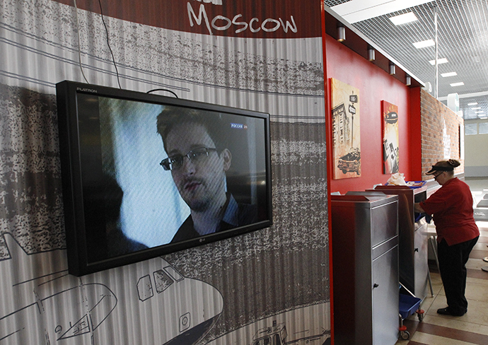 A television screens the image of former U.S. spy agency contractor Edward Snowden during a news bulletin at a cafe at Moscow's Sheremetyevo airport June 26, 2013. (Reuters / Sergei Karpukhin)