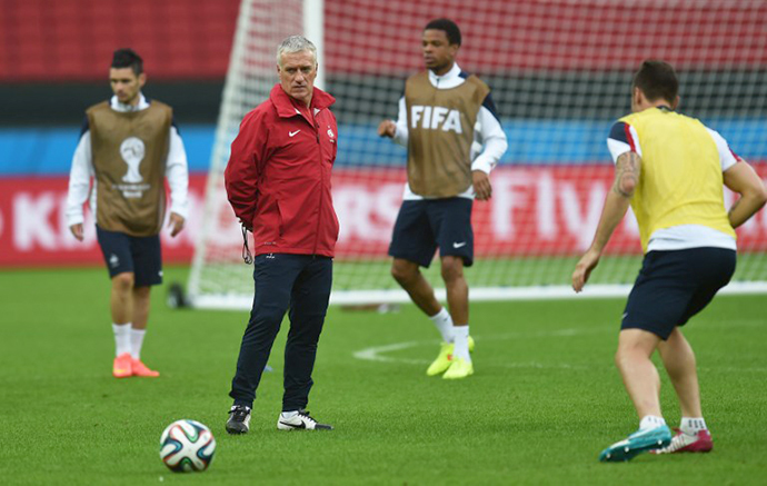 France's coach Didier Deschamps (C) takes part in a training session at the Beira-Rio Stadium in Porto Alegre on June 14, 2014. (AFP Photo / Rodrigo Arangua)