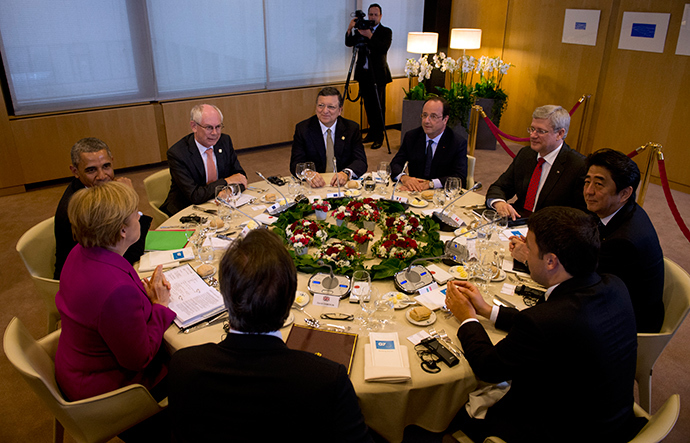 A working dinner at the G7 summit at the European Council headquarters on June 4, 2014 in Brussels (AFP Photo)