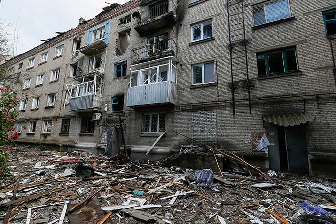 A destroyed house following what locals say was overnight shelling by Ukrainian forces is seen in the eastern Ukrainian town of Slavyansk June 10, 2014 (Reuters / Gleb Garanich)