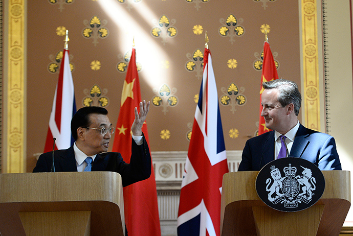 Chinese Premier Li Keqiang (L) speaks with Britain's Prime Minister David Cameron during a news conference at the Foreign Office in London June 17, 2014 (Reuters / Facundo Arrizabalaga)