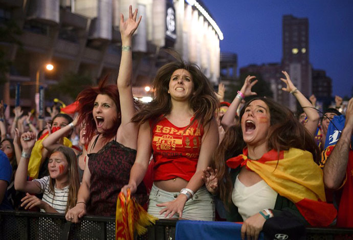 Spain fans react as they watch the FIFA World Cup 2014 football match between Spain and Chilli in Brazil, on a large screen in Madrid on June 18, 2014. (AFP Photo / Dani Pozo)