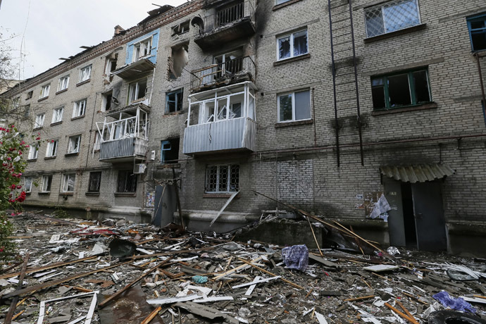 A destroyed house following what locals say was overnight shelling by Ukrainian forces is seen in the eastern Ukrainian town of Slaviansk June 10, 2014. (Reuters/Gleb Garanich)