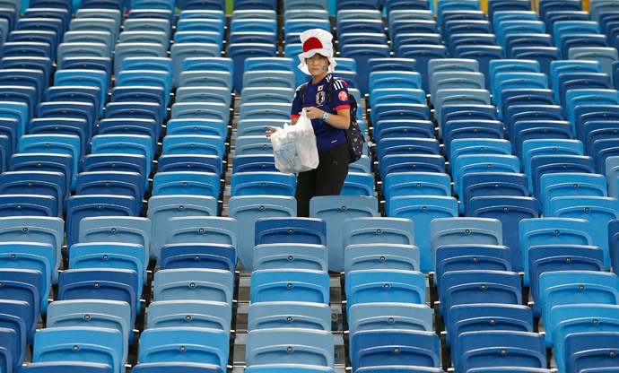 A Japanese fan cleans up the stadium after their 2014 World Cup Group C soccer match against Japan and Greece at the Dunas arena in Natal June 19, 2014. (Reuters / Toru Hanai)