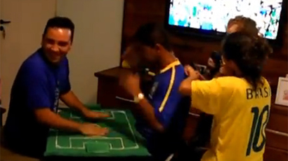 Live it! Blind and deaf Brazilian fan feels World Cup match through friend’s hands (VIDEO)
